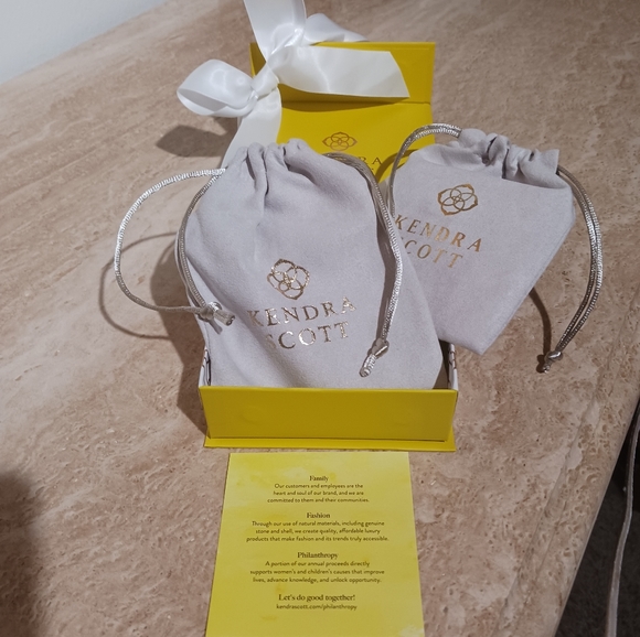 Kendra Scott Silver Pavé Medallion 36" Station Necklace and Charm New with Bag - Picture 5 of 7